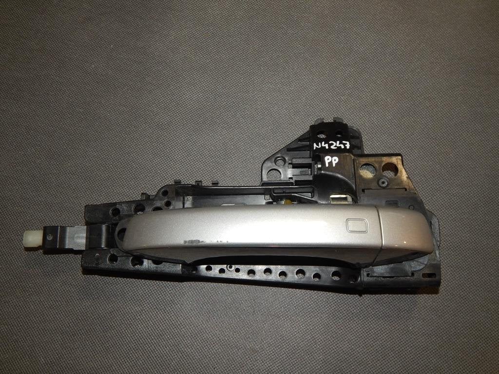 A8 D4 HANDLE RIGHT FRONT KEYLESS LX7W 4H0837886 4H0837206