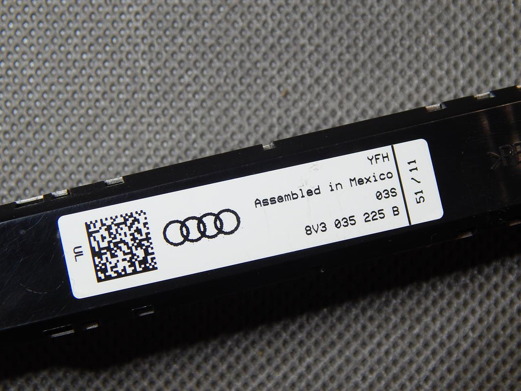 AUDI A3 8V ANTENNA AMPLIFIER 8V3035225B