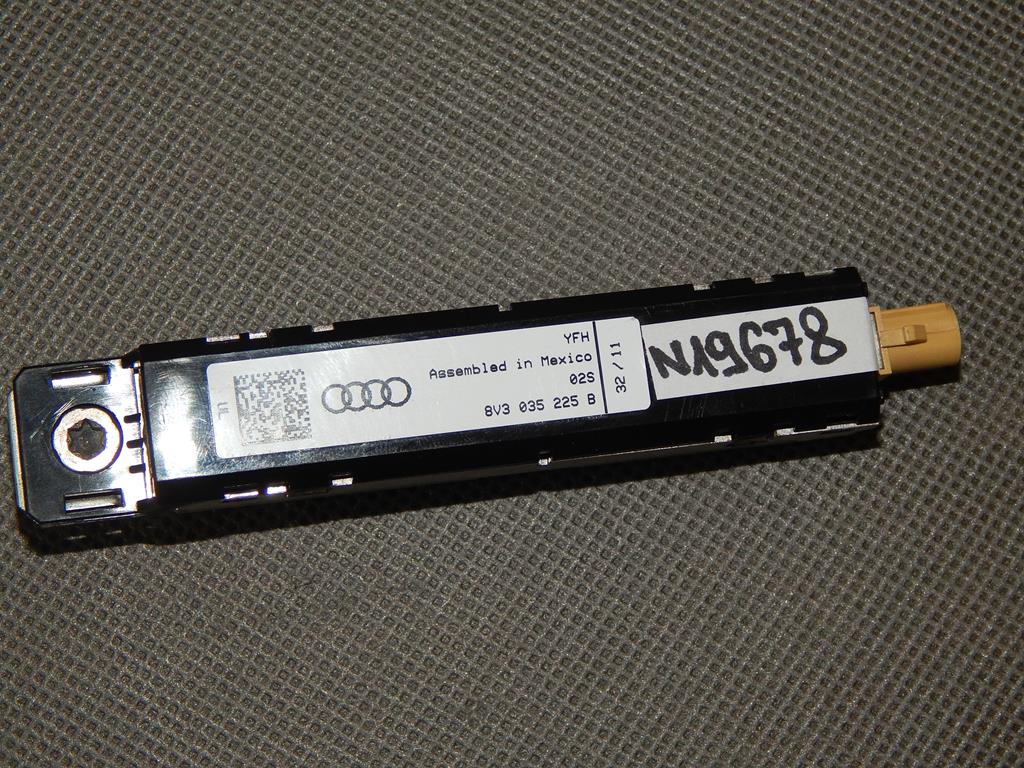 AUDI A3 8V ANTENNA AMPLIFIER 8V3035225B