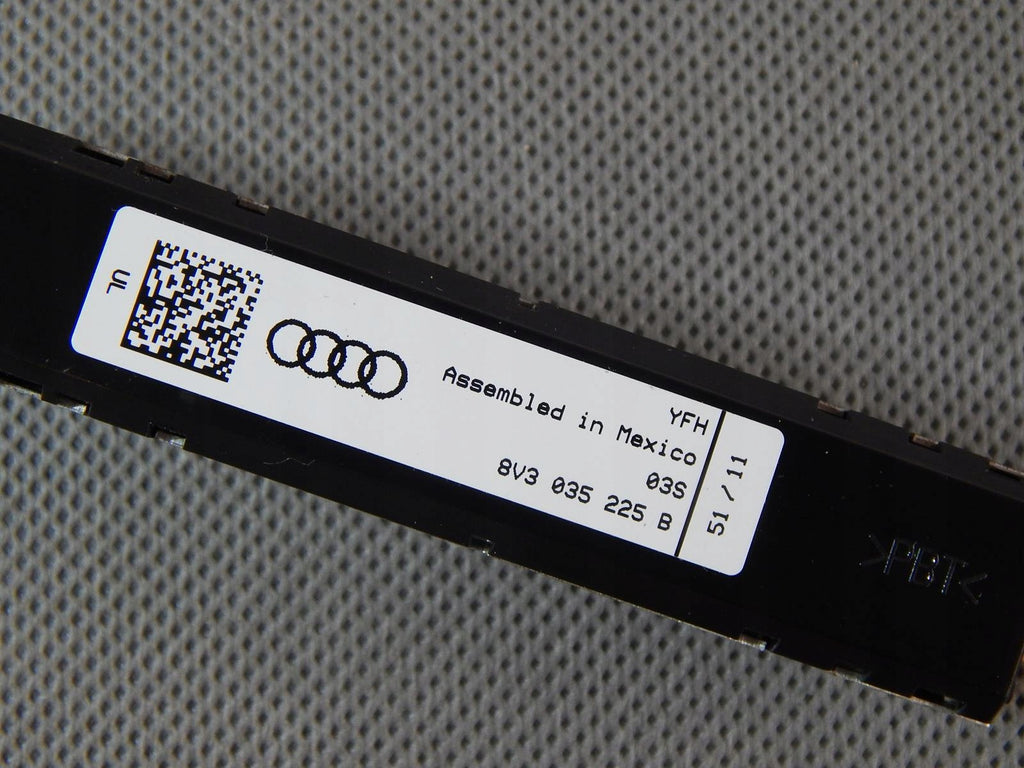 AUDI A3 8V ANTENNA AMPLIFIER 8V3035225B