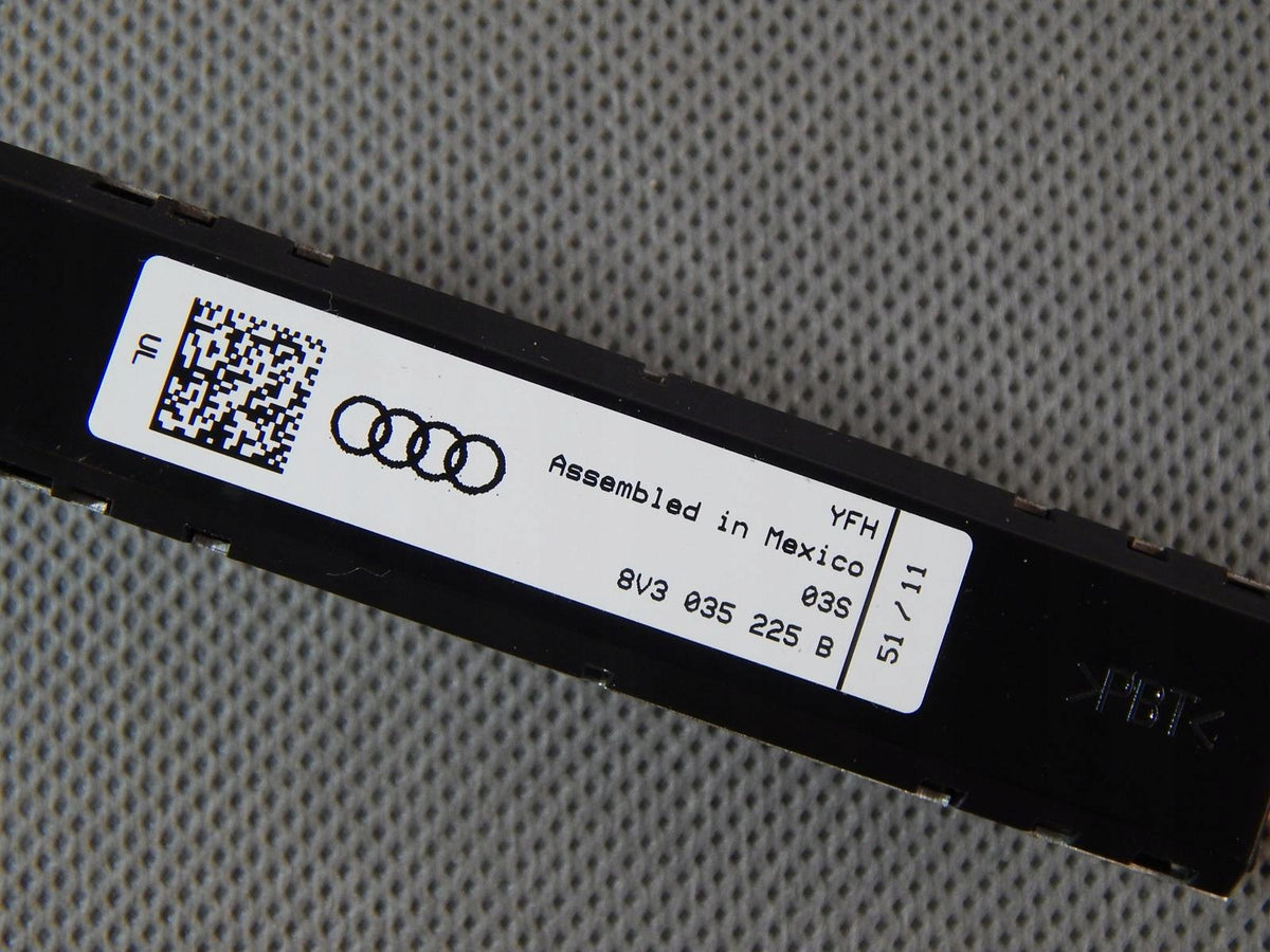 AUDI A3 8V ANTENNA AMPLIFIER 8V3035225B