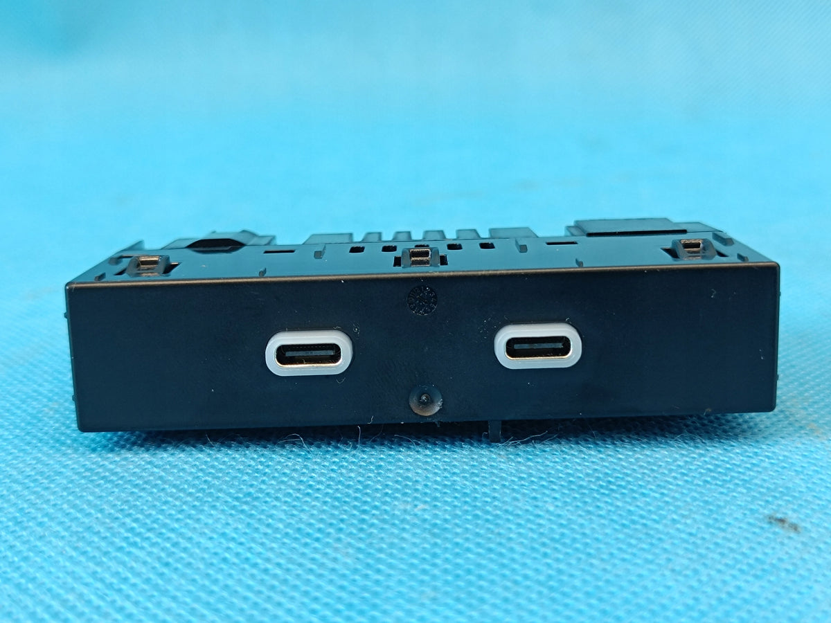 AUDI A3 8Y LIFT 1.5 TSI 2025 R USB PORT SOCKET TYPE C DUAL DATA 8Y0035736