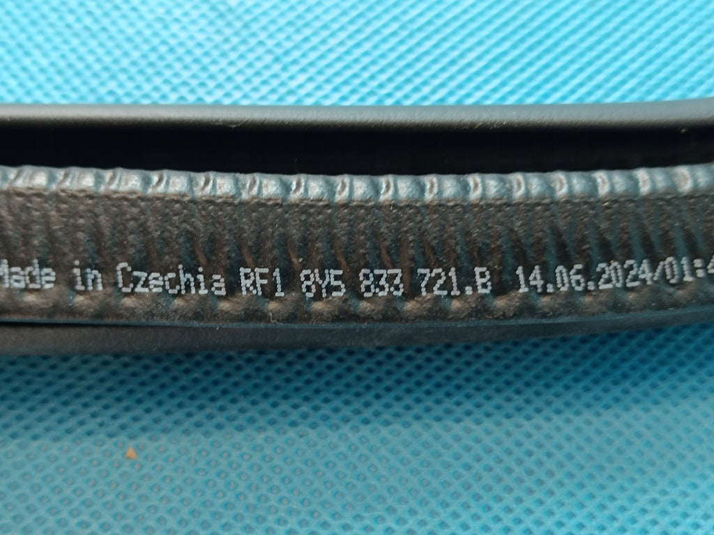 AUDI A3 8Y LIFT 1.5 TSI 85KW 2025 R DOOR SEAL RIGHT REAR 8Y5833721B
