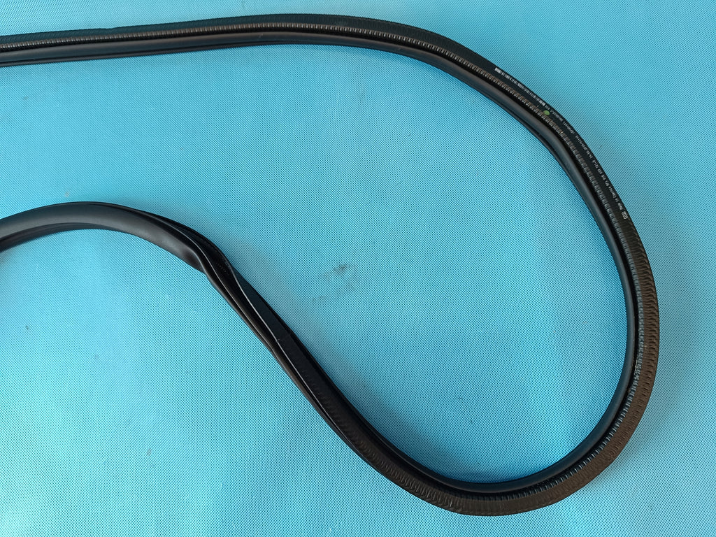 AUDI A3 8Y LIFT 1.5 TSI 85KW 2025 R DOOR SEAL RIGHT REAR 8Y5833721B