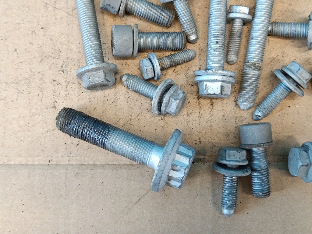 AUDI A3 8Y LIFT 1.5 TSI 85KW 2025 R SUSPENSION BOLTS 1,80KG