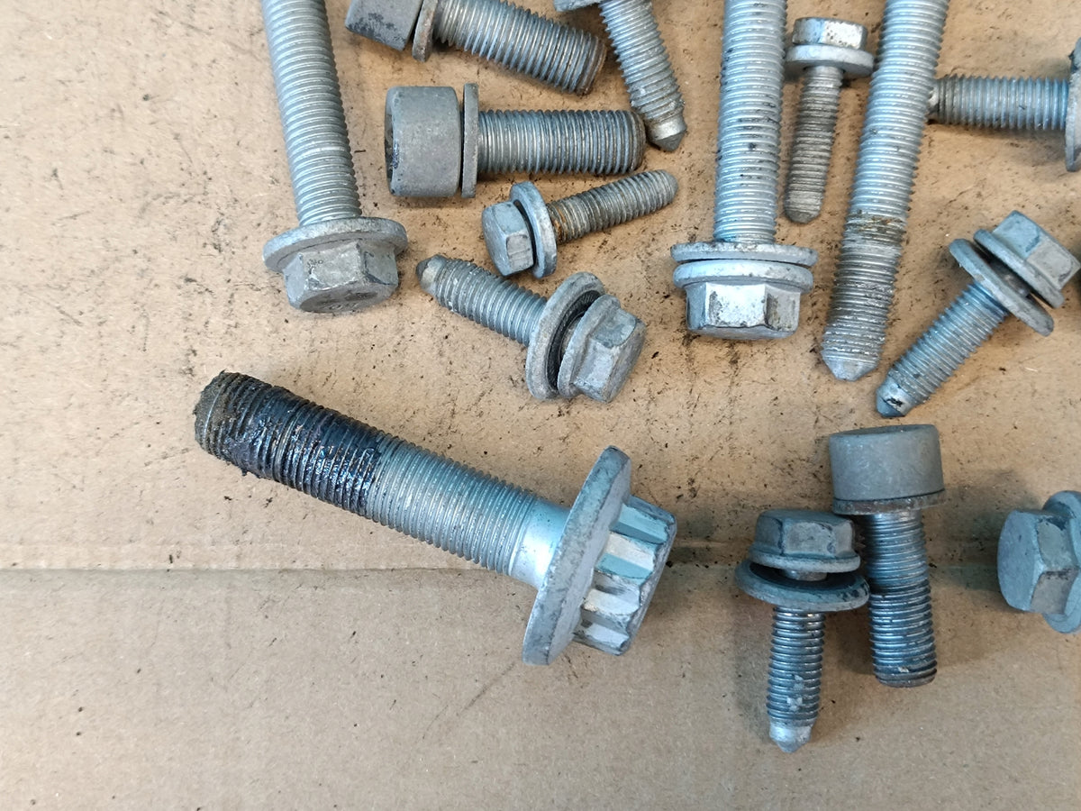 AUDI A3 8Y LIFT 1.5 TSI 85KW 2025 R SUSPENSION BOLTS 1,80KG