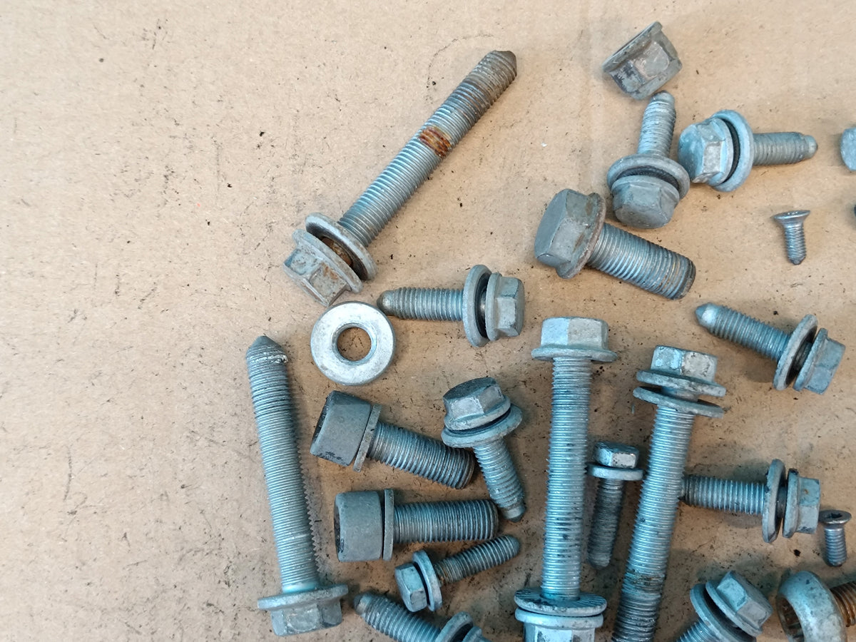AUDI A3 8Y LIFT 1.5 TSI 85KW 2025 R SUSPENSION BOLTS 1,80KG