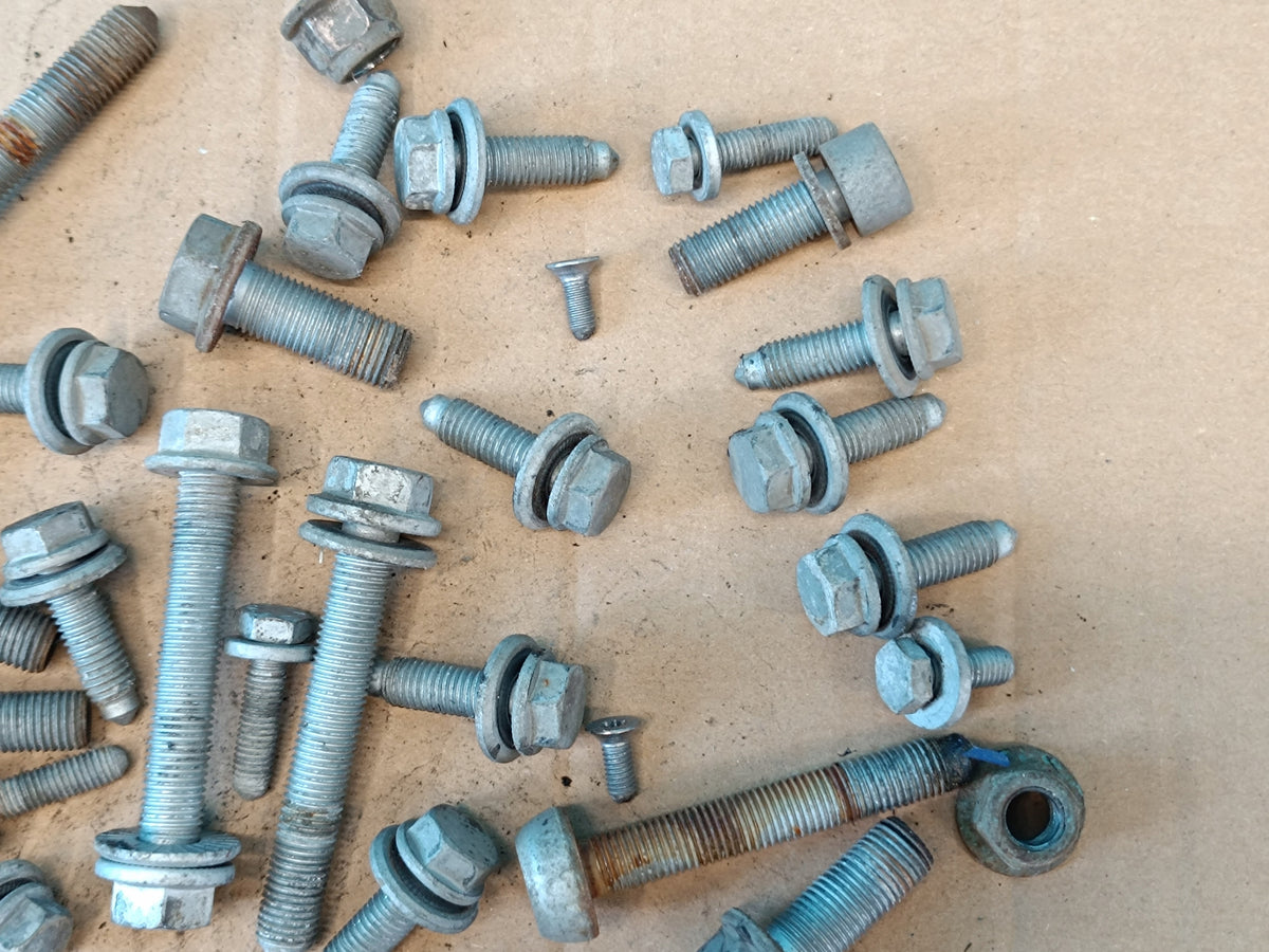 AUDI A3 8Y LIFT 1.5 TSI 85KW 2025 R SUSPENSION BOLTS 1,80KG