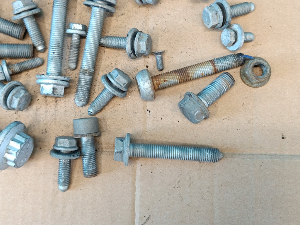 AUDI A3 8Y LIFT 1.5 TSI 85KW 2025 R SUSPENSION BOLTS 1,80KG