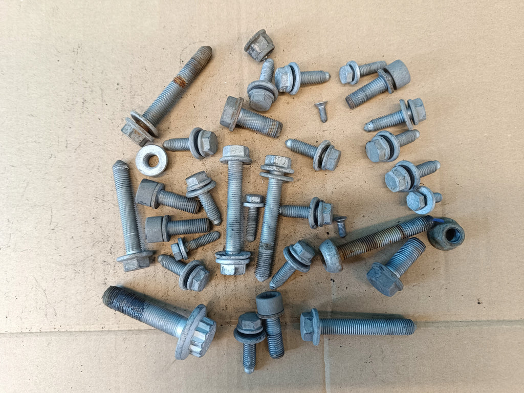 AUDI A3 8Y LIFT 1.5 TSI 85KW 2025 R SUSPENSION BOLTS 1,80KG
