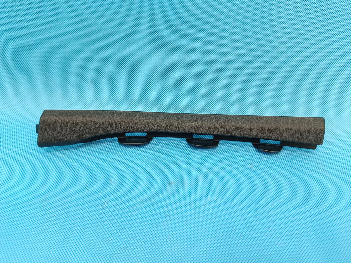 AUDI A3 8Y LIFT 1.5TSI 85KW 2025 R POST PLATING AND RIGHT CENTER 8Y0868204
