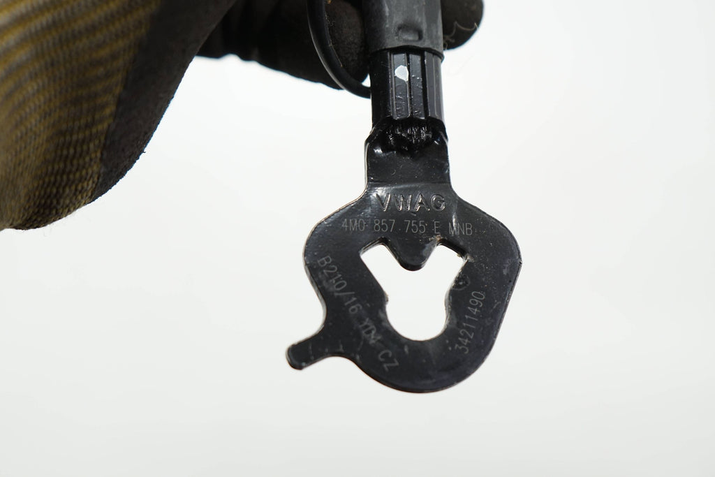 AUDI A4 B9 16R BUCKLE SEAT BELT BUCKLE LEFT FRONT 4M0857755E
