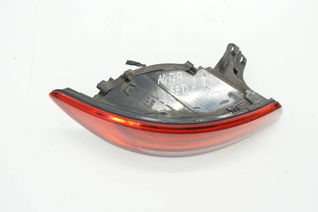 AUDI A4 B9 18R SEDAN MUDGUARD LAMP LEFT REAR 8W5945069A