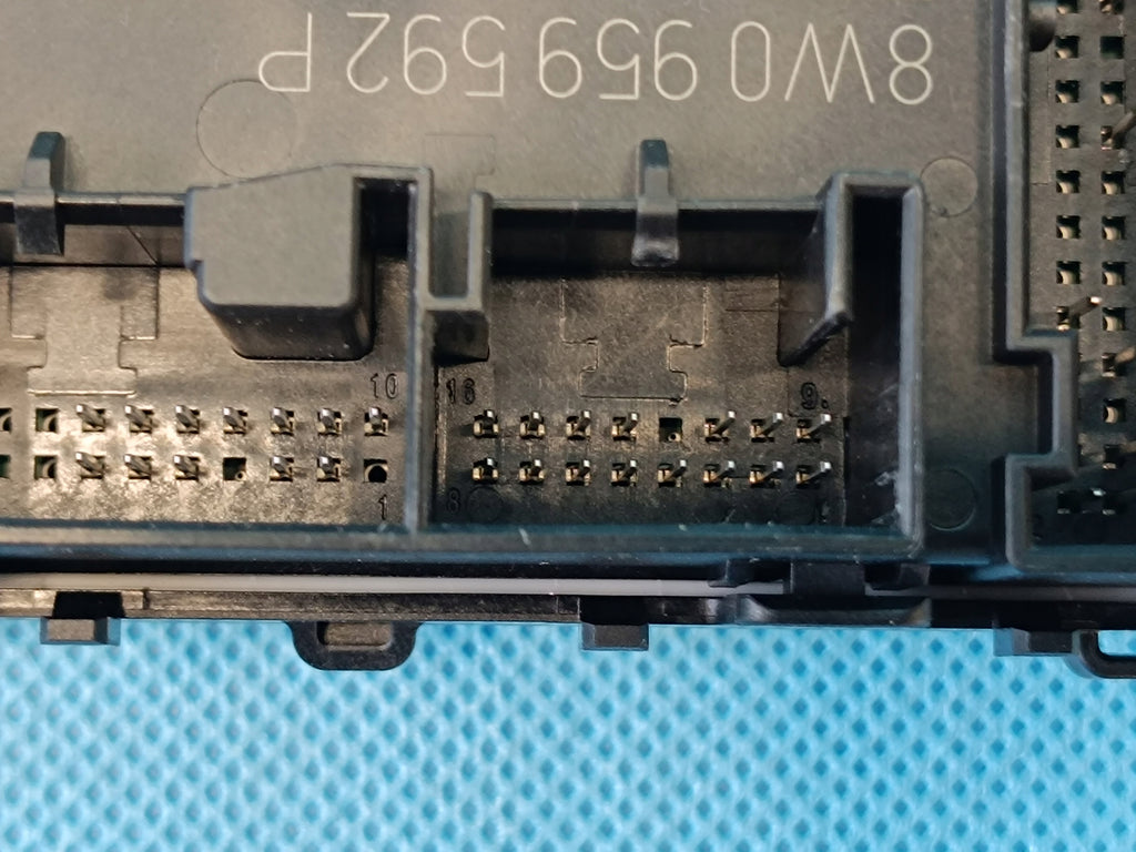 AUDI A4 B9 2024R AVANT 2,0 TFSI 110KW MODULE DOOR CONTROLLER RIGHT FRONT