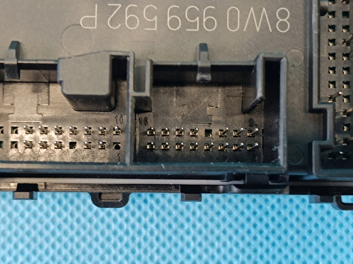AUDI A4 B9 2024R AVANT 2,0 TFSI 110KW MODULE DOOR CONTROLLER RIGHT FRONT