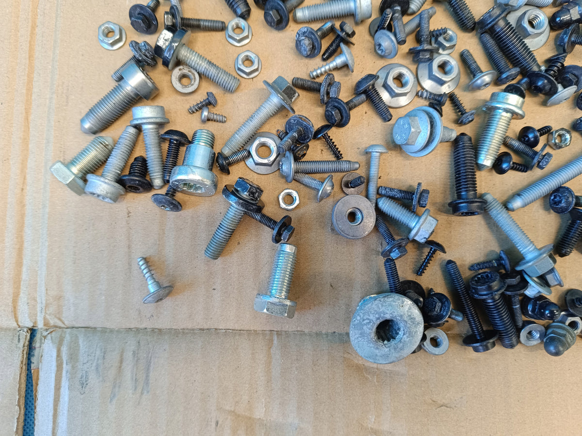 AUDI A4 B9 AVANT 2.0 TFSI 150KW 4x4 2023 R CABIN INTERIOR SCREWS 2.75kg