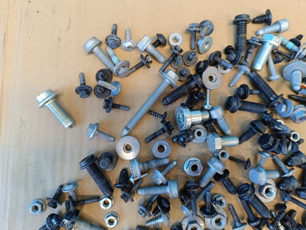AUDI A4 B9 AVANT 2.0 TFSI 150KW 4x4 2023 R CABIN INTERIOR SCREWS 2.75kg