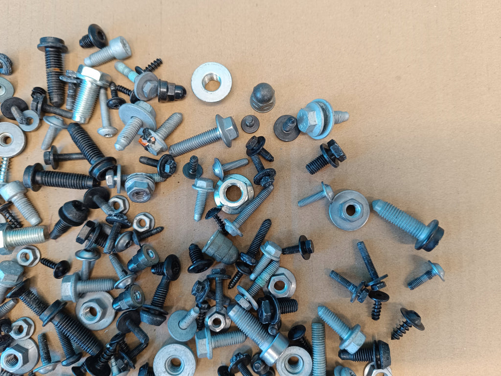 AUDI A4 B9 AVANT 2.0 TFSI 150KW 4x4 2023 R CABIN INTERIOR SCREWS 2.75kg