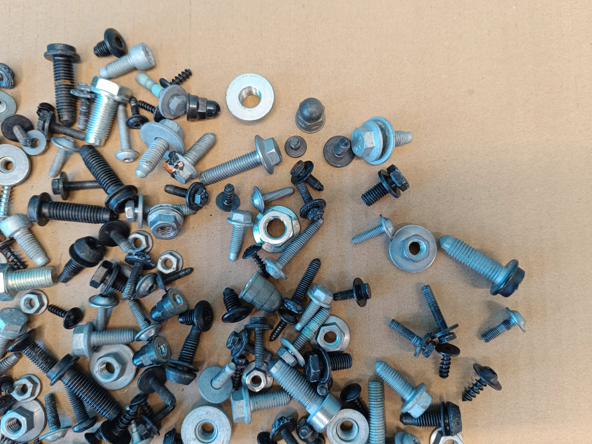 AUDI A4 B9 AVANT 2.0 TFSI 150KW 4x4 2023 R CABIN INTERIOR SCREWS 2.75kg