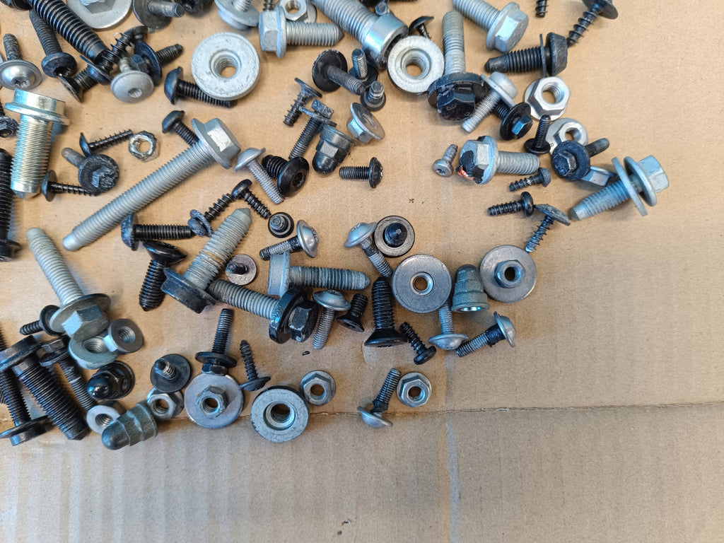 AUDI A4 B9 AVANT 2.0 TFSI 150KW 4x4 2023 R CABIN INTERIOR SCREWS 2.75kg