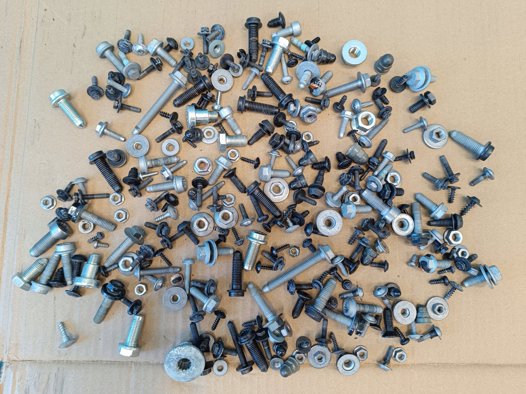 AUDI A4 B9 AVANT 2.0 TFSI 150KW 4x4 2023 R CABIN INTERIOR SCREWS 2.75kg