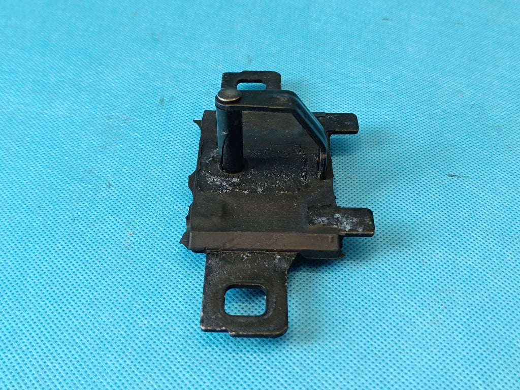AUDI A4 B9 AVANT 2.0 TFSI 150KW 4x4 2023 R FLAP LOCK BOLT 8W9827507A
