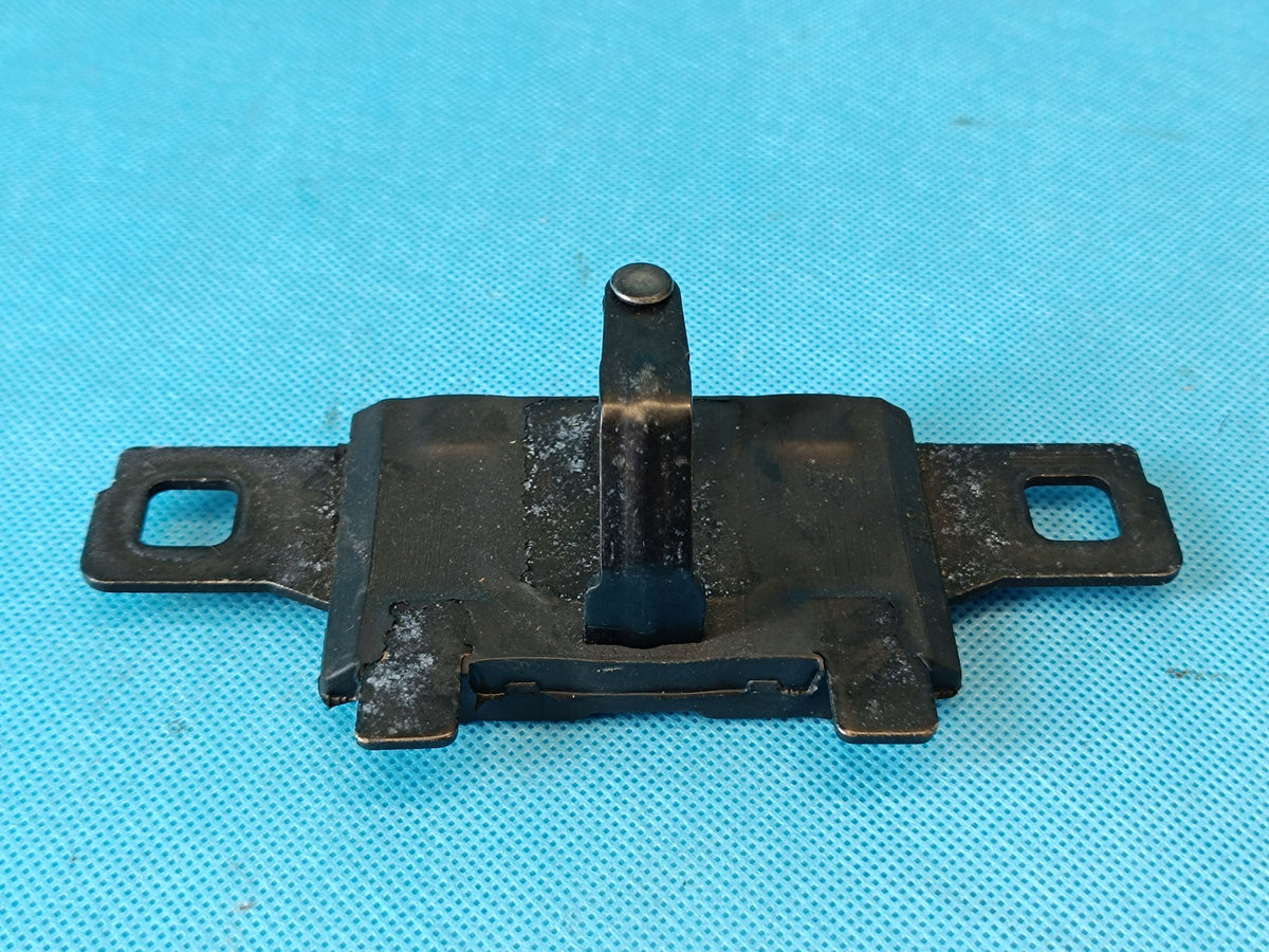 AUDI A4 B9 AVANT 2.0 TFSI 150KW 4x4 2023 R FLAP LOCK BOLT 8W9827507A