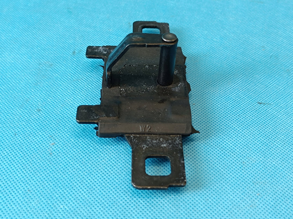 AUDI A4 B9 AVANT 2.0 TFSI 150KW 4x4 2023 R FLAP LOCK BOLT 8W9827507A