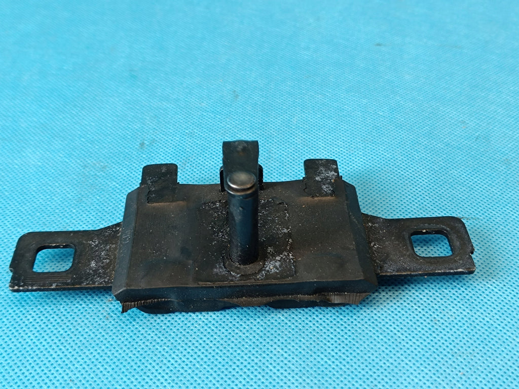 AUDI A4 B9 AVANT 2.0 TFSI 150KW 4x4 2023 R FLAP LOCK BOLT 8W9827507A