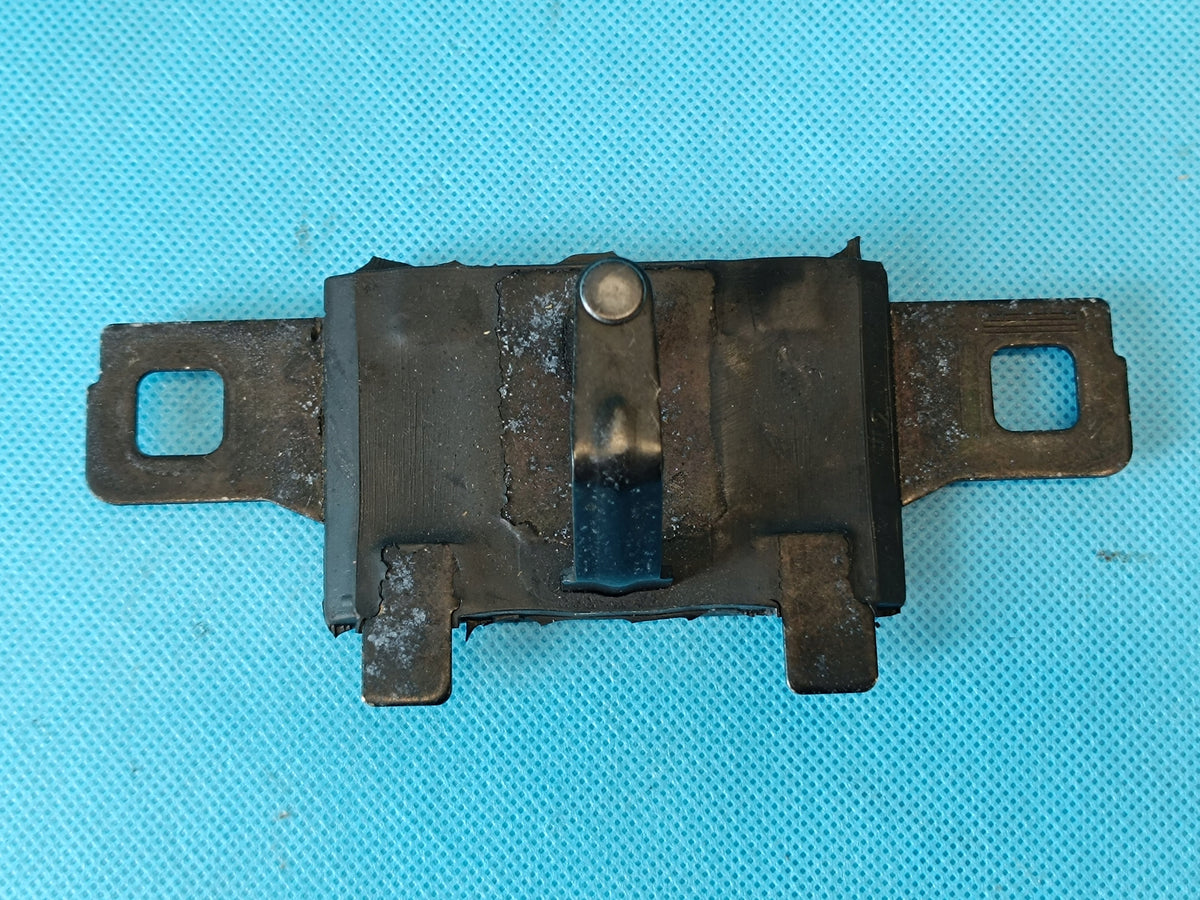 AUDI A4 B9 AVANT 2.0 TFSI 150KW 4x4 2023 R FLAP LOCK BOLT 8W9827507A