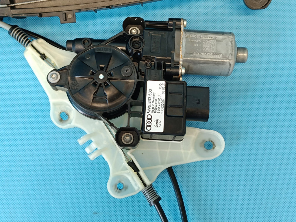 AUDI A4 B9 AVANT 2.0TFSI 150KW 4x4 23R TRUNK ROLLER SHUTTER MECHANISM 8W9863560