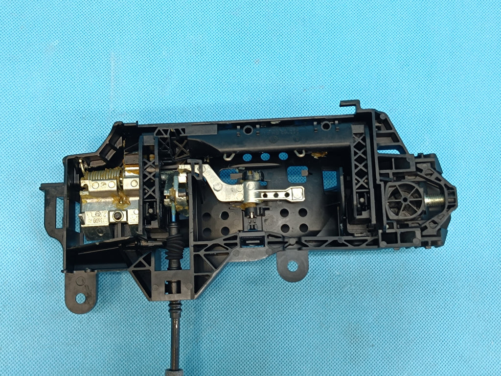 AUDI A4 B9 AVANT LIFT 2021 R DOOR HANDLE GUIDE RIGHT FRONT 8W0837206A