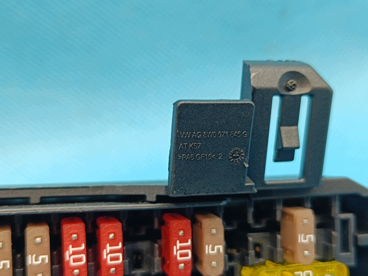 AUDI A4 B9 AVANT LIFT 2021 R FUSE BOX 8W0971845G 8W1857735