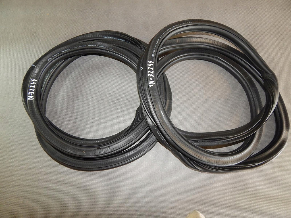 AUDI A4 B9 DOOR SEAL REAR 8IN9833721