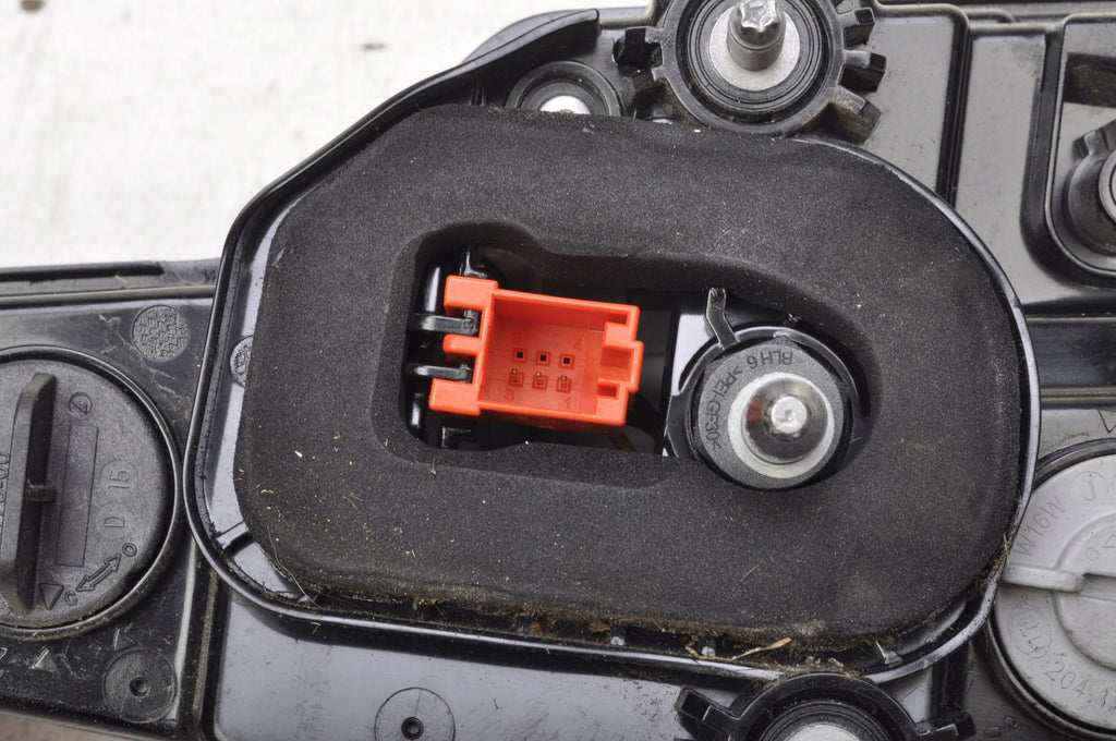 AUDI A4 B9 LAMP RIGHT REAR FLAP 8IN5945076A ENGLISHMAN