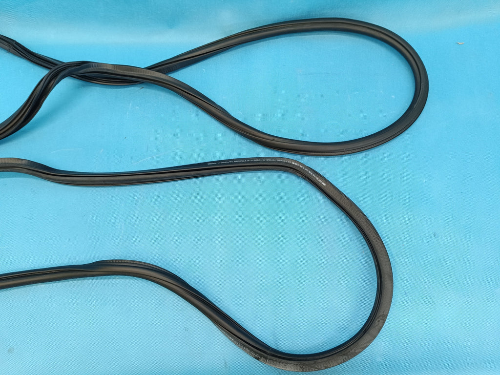 AUDI A4 B9 Sedan LIFT 2.0 TFSI 110KW 2023R DOOR SEAL FRONT 8W0831721B