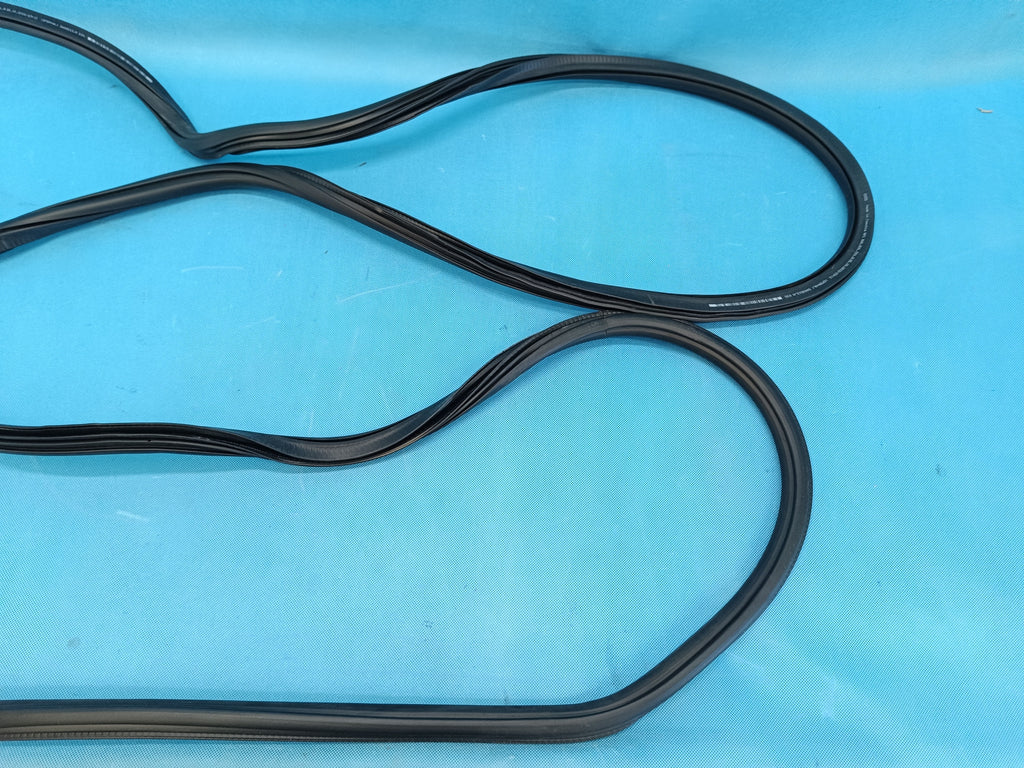 AUDI A4 B9 Sedan LIFT 2.0 TFSI 110KW 2023R DOOR SEAL FRONT 8W0831721B