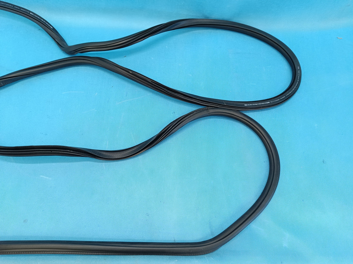 AUDI A4 B9 Sedan LIFT 2.0 TFSI 110KW 2023R DOOR SEAL FRONT 8W0831721B