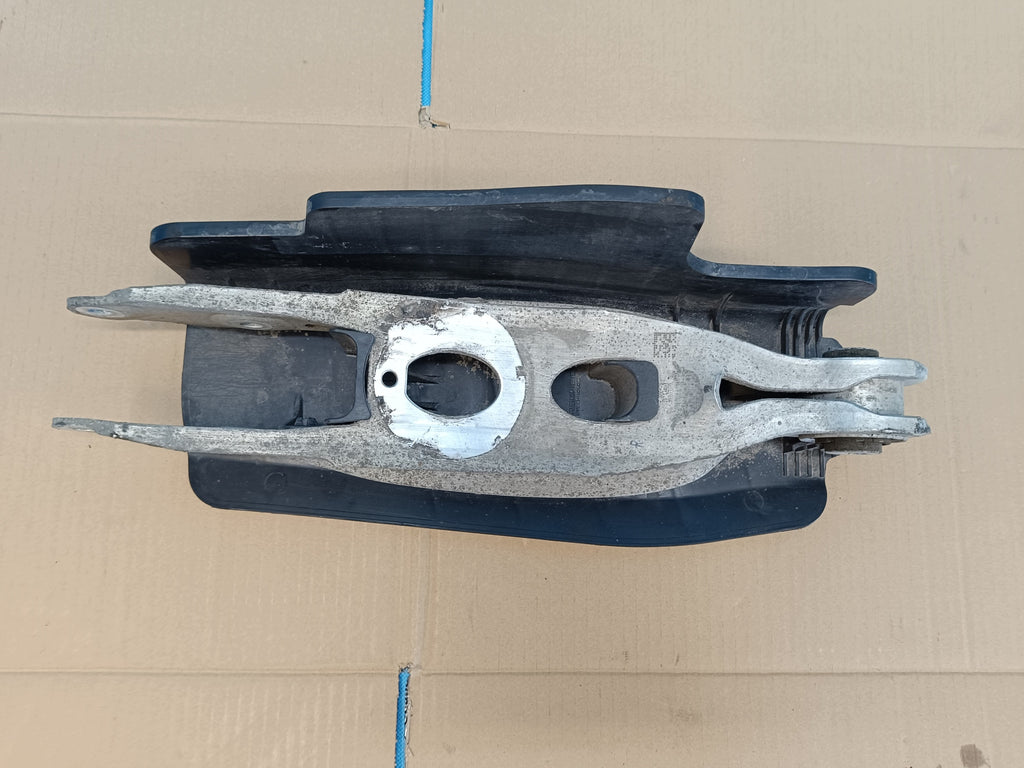 AUDI A4 B9 Sedan LIFT 2.0 TFSI 2023 R CONTROL ARM LEFT REAR 8W0505415E 8W0505311H