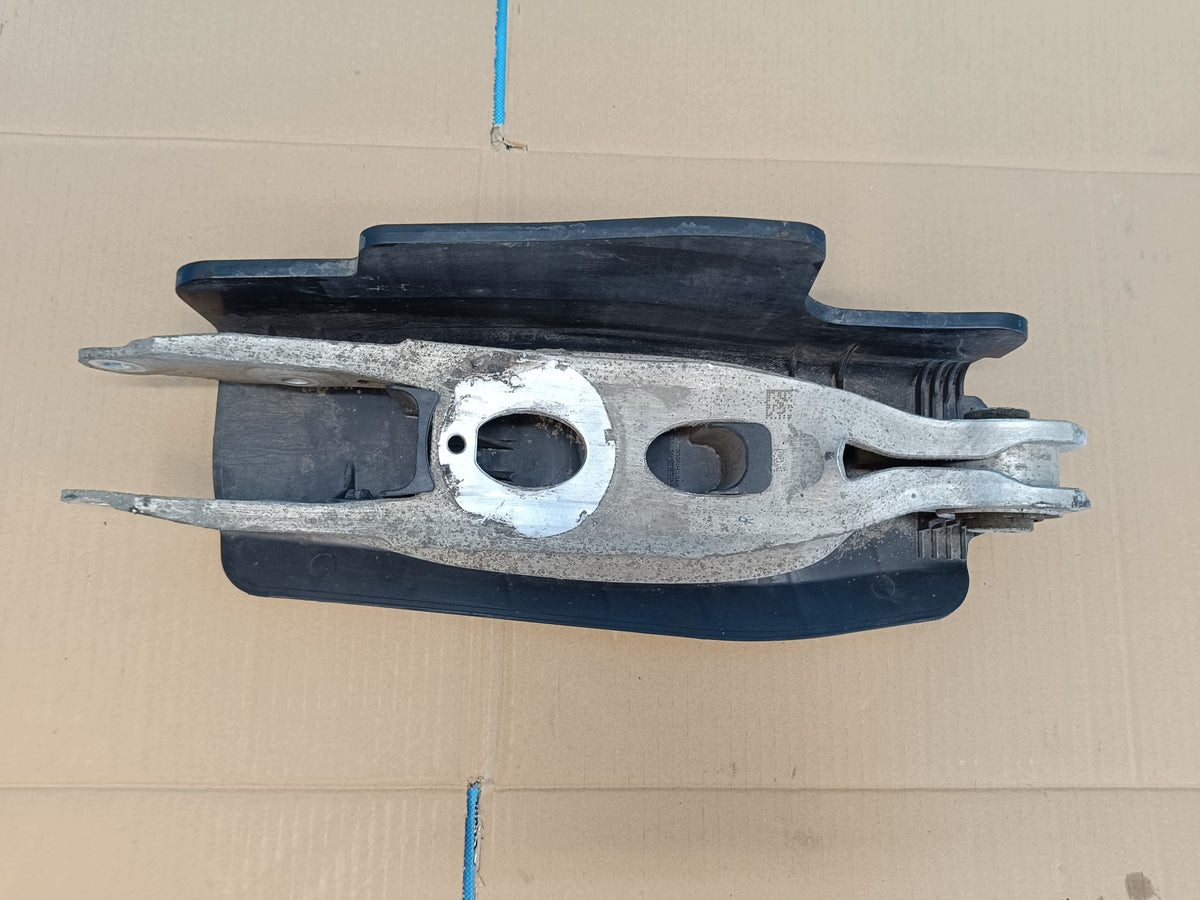 AUDI A4 B9 Sedan LIFT 2.0 TFSI 2023 R CONTROL ARM LEFT REAR 8W0505415E 8W0505311H