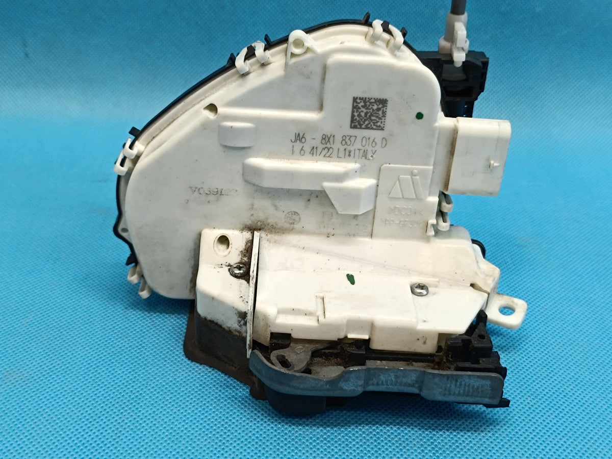 AUDI A4 B9 Sedan LIFT 2.0 TFSI 2023 R DOOR LOCK RIGHT FRONT 8X1837016D