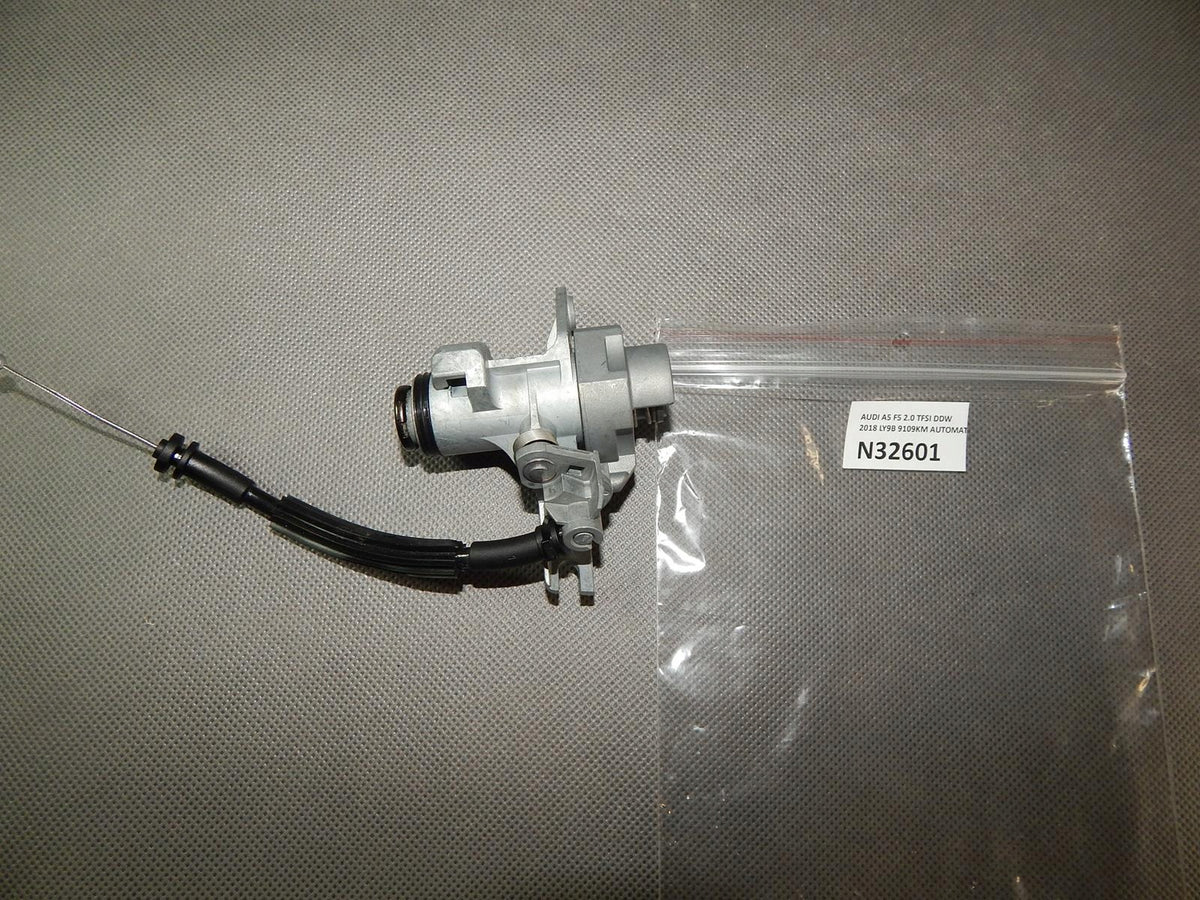 AUDI A5 F5 FLAP LOCK INSERT 8F0827573