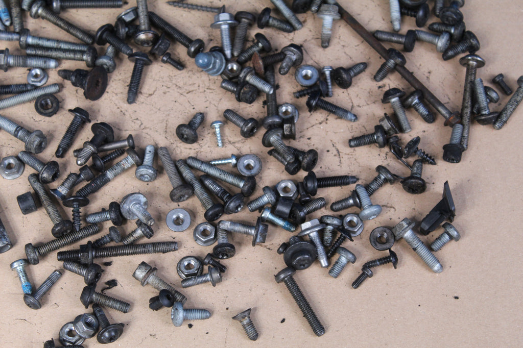 AUDI A6 C7 LIFT CABIN SCREWS 2.7 KILO 2018R