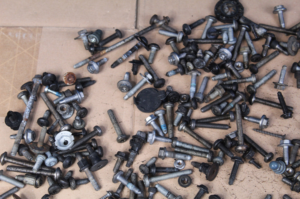 AUDI A6 C7 LIFT CABIN SCREWS 2.7 KILO 2018R