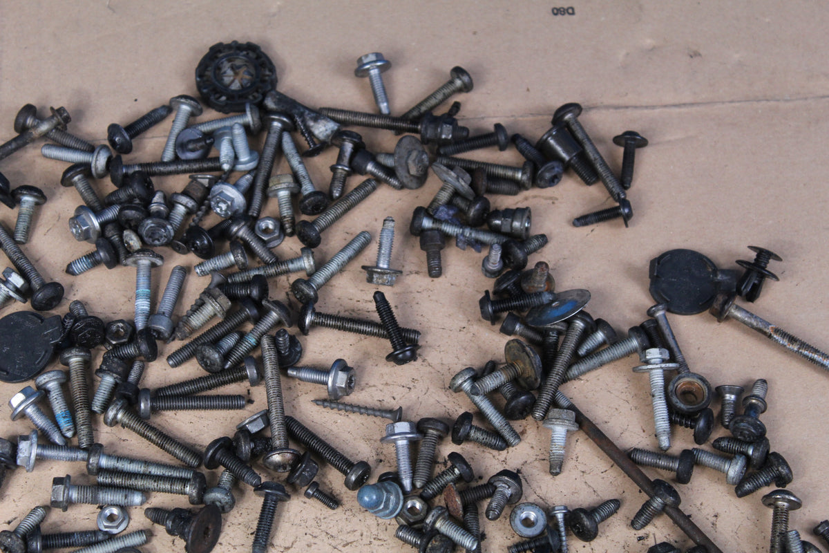 AUDI A6 C7 LIFT CABIN SCREWS 2.7 KILO 2018R