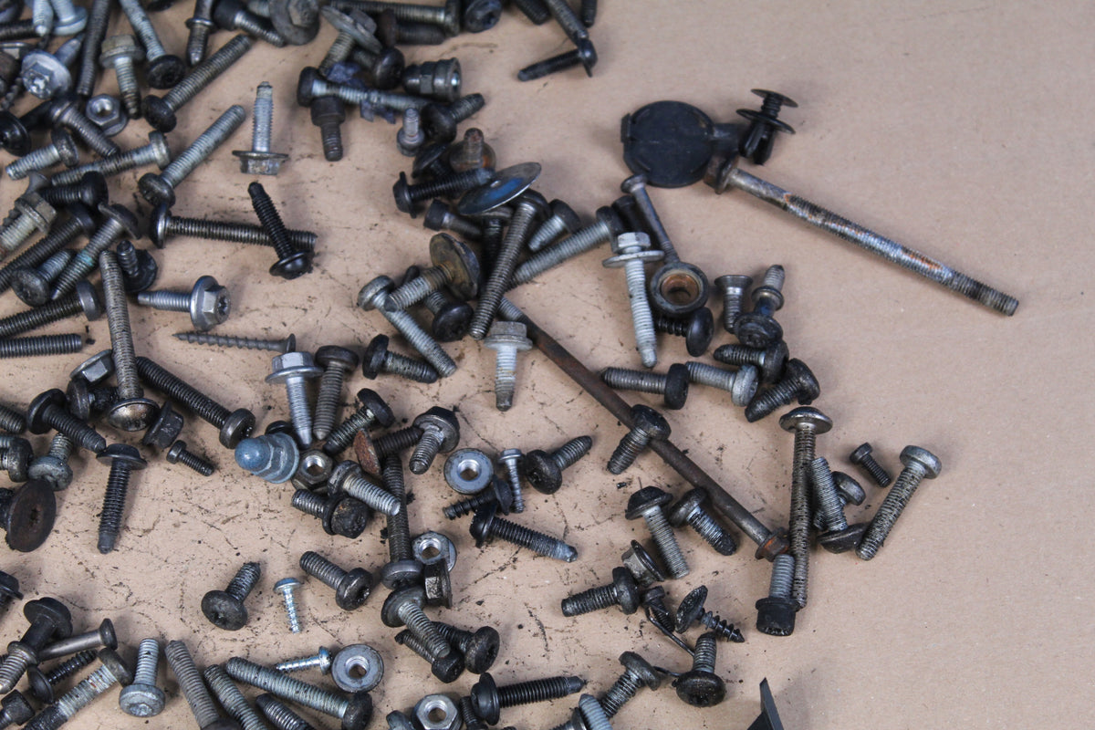 AUDI A6 C7 LIFT CABIN SCREWS 2.7 KILO 2018R