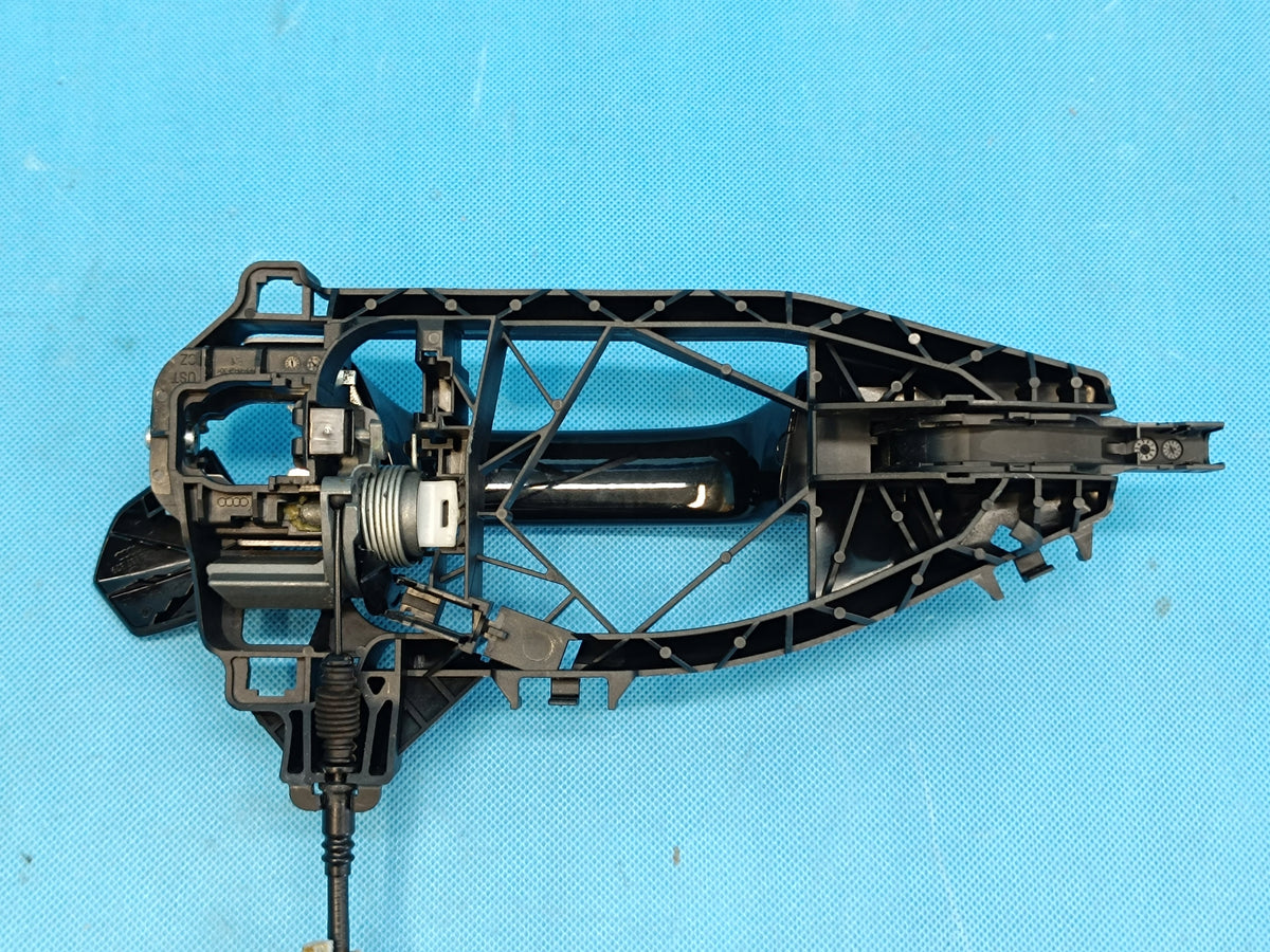 AUDI A6 C8 LIFT AVANT 2,0 TDI 2025R DOOR HANDLE LY9T LEFT FRONT 4M8837205B