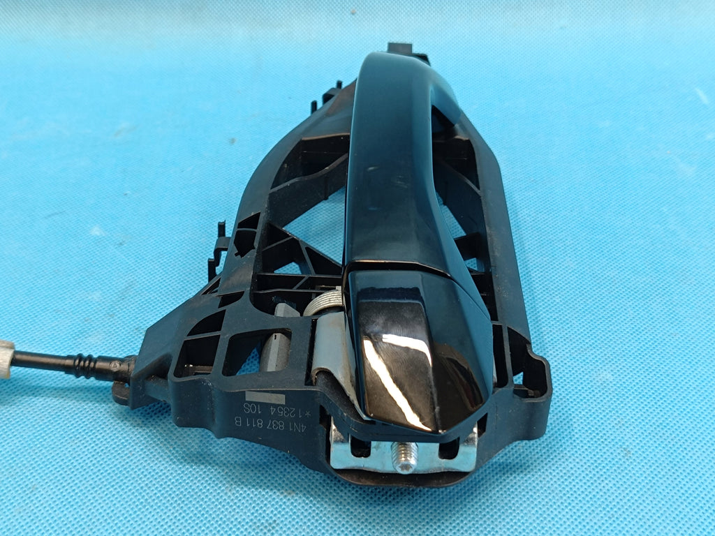 AUDI A6 C8 LIFT AVANT 2,0 TDI 2025R DOOR HANDLE LY9T LEFT FRONT 4M8837205B