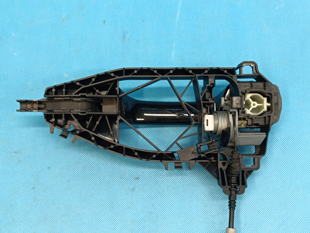 AUDI A6 C8 LIFT AVANT 2,0TDI 2025R DOOR HANDLE LY9T RIGHT FRONT 4M8837206B