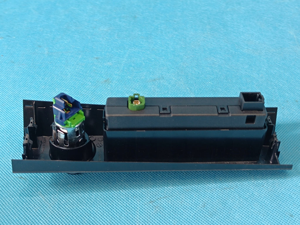 AUDI A6 C9 AVANT 2.0 TDI 150KW 2026R USB SOCKET COVER 8B1863093 4N1035700